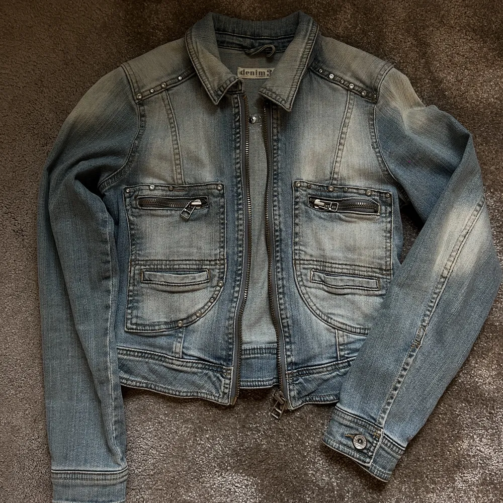 Vintage jeansjacka med silver detaljer! (Kortare modell) strl 34 . Jackor.
