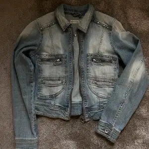 Vintage jeansjacka med silver detaljer! (Kortare modell) strl 34 