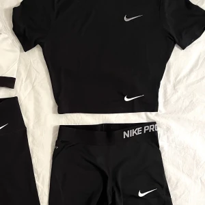 Nike träningskläder (paketpris) - Tränings t-shirt och träningsshorts från Nike. Storlek xs/s❤️