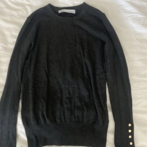 Zara tröja! - Säljer min fina zara tröja som inte längre kommer till användning!🥰 storlek S men är väldigt stretchig och passar mig som brukar ha xs i tröjor!❤️ bra skick