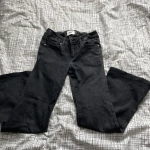 Svarta skippy flare  - Säljer mina byxor som är försmå och kommer inte till nån användning. Jättefina svarta flare. Skriv till mig om du är intresserad😊