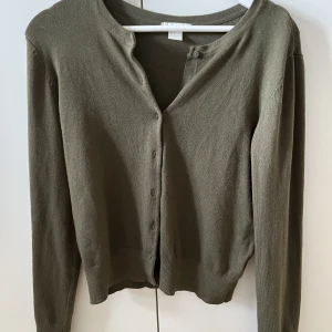 Kofta - Säljer den här super fina koftan från hm som är perfekt för hösten☺️