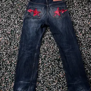 feta bape jeans från 2000. extremt sällsynta och i bra skick. går för 3500 nya. Storlek S men är mer som ett par M. själv är jag 180cm lång och dom passar bra. hör av dig om du har mer frågor.