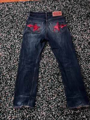 bape jeans - feta bape jeans från 2000. extremt sällsynta och i bra skick. går för 3500 nya. Storlek S men är mer som ett par M. själv är jag 180cm lång och dom passar bra. hör av dig om du har mer frågor.