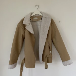 Höstjacka beige med teddymaterial - Använd 1/2 gånger! Storlek: 34  Material utanpå: Fake mocka