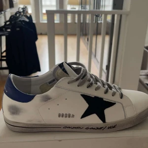 Golden goose - Hej, säljer nu mina fantastiska golden goose skor i strl 45, då de ej längre passar, och skulle gärna vilja köpa nya. Har ni några frågor bara att skriva. Box, och dustbag tillkommer!