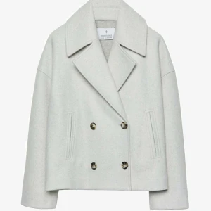 Trendig kappa - Slut såld kappa från stadavarius!!! Säljer min fina trendiga kappa som jag använt Max 2 gånger, slutsåld på zalando!!! Skriv för bilder på kappan💞💞💞💞💞💞pris kan diskuteras💞💞