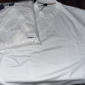 Boss Sweatshirt - Helt ny / oöppnad Hugo Boss sweatshirt.  Storlek XXL (Sitter som XL)    Ny pris 1300kr   Mitt pris 700kr 50%  Kan sjunka lite i pris vid snabb affär  Fraktas på köparens bekostnad