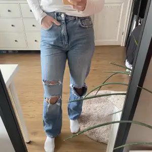 Coola slitna jeans, använda några gånger men i fint skick!