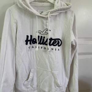 Vit hoodie från Hollister i storlek S. Bra skick💕
