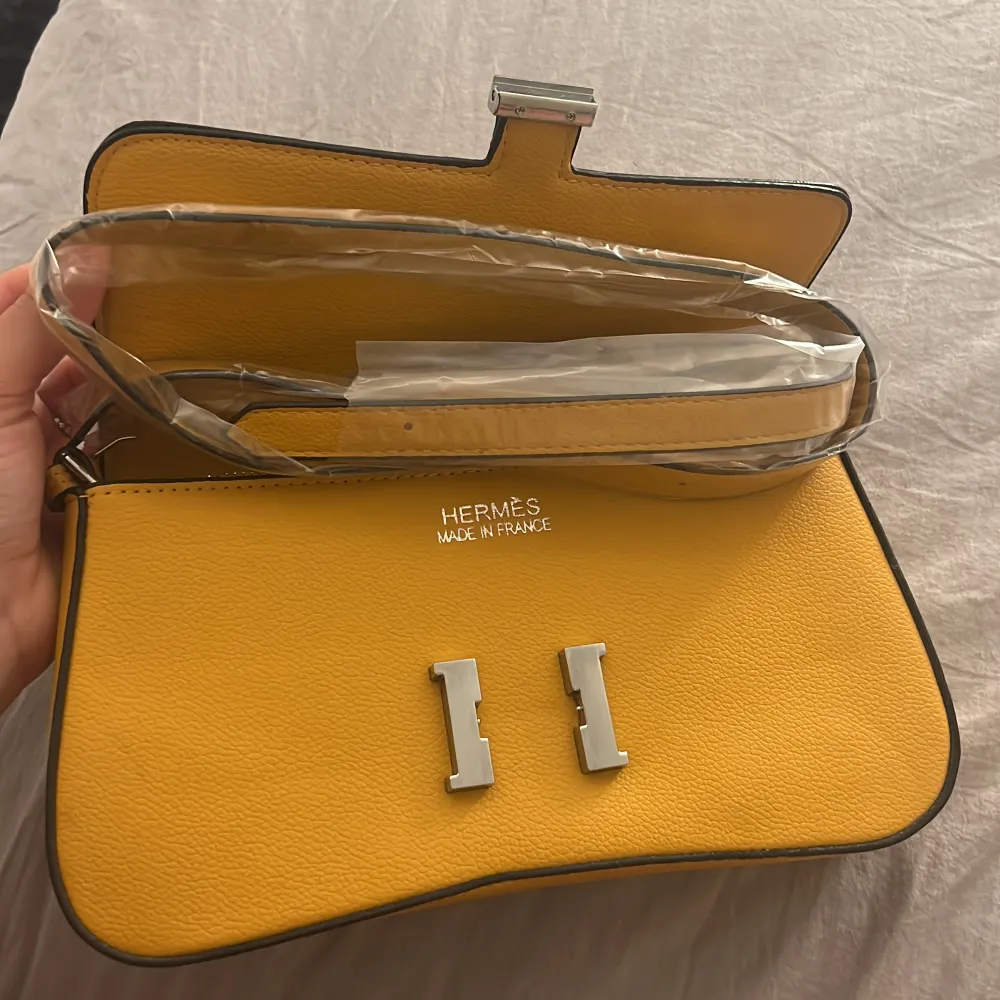 Ännu en väska med väldigt unik guld/gulaktig färg. Aldrig använd. AAA kopia. Väskor.