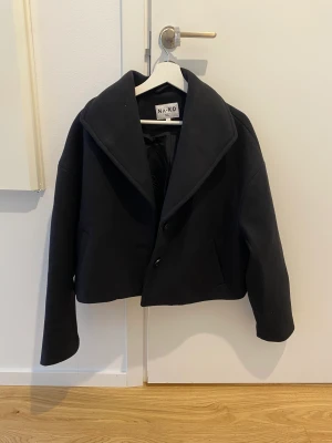 NA-KD kappa - Fin kappa till salu använt endast 2 gånger alltså nyskick! Kappan är helt slut såld.