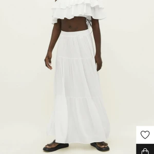 Lång vit kjol - Säljer min favorit kjol från stradivarius då den blivit lite kort för mig😢Den är lite kort på mig som är 175, men sitter jättebra annars. Använd men fortfarande i bra skick!🩷 Hör av er om ni vill ha fler bilder/mått☺️