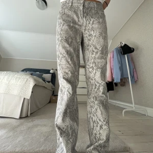 Ormmönstrade jeans - Har varit en stor favorit!!! Så fina silvriga detaljer! 