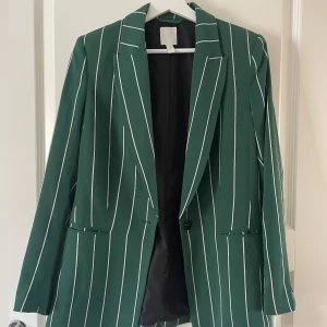 Grön kavaj - Grön kavaj med vita ränder 💚🤍  Kavajen är ”grönare” och aningen ljusare i verkligheten   Extra knappar finns till kavajen.