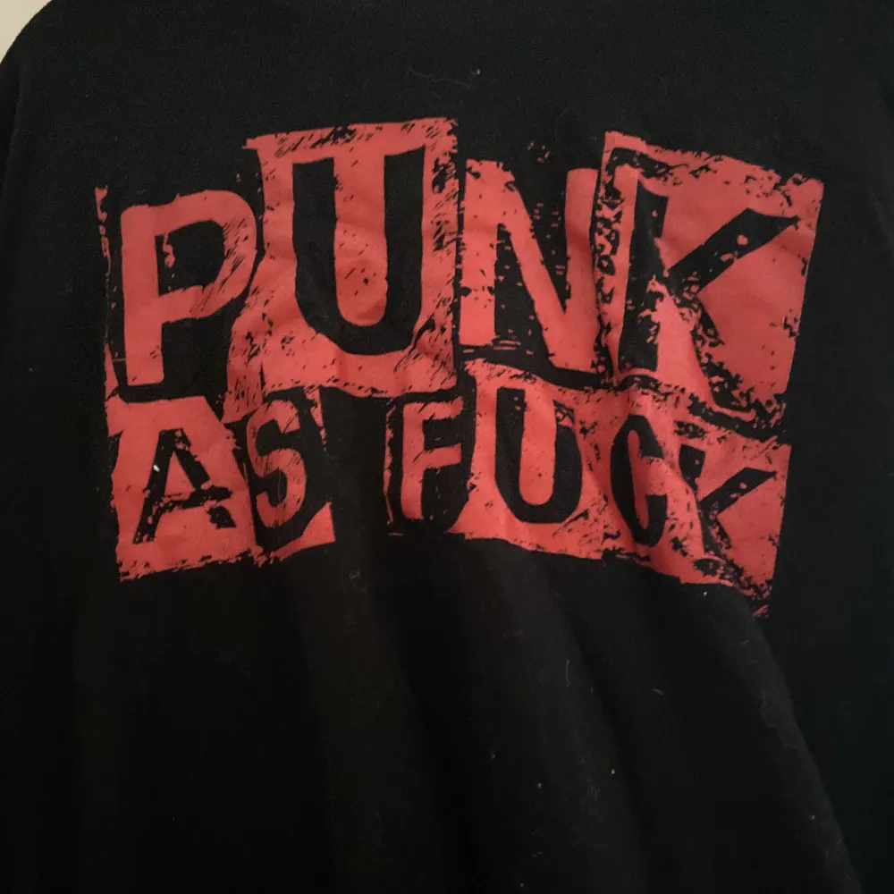 Skön punk t-shirt, det står XL men den har krympt så den är nog mer som i storlek M. T-shirts.