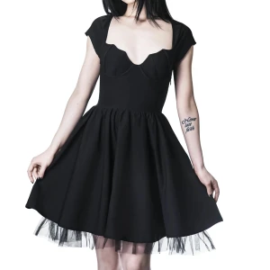 KILLSTAR klänning - Klänning från killstar, finns inte att köpa längre då det är en gammal kollektion, köpt för 700 något. Klänningen är knappt använd och är i toppskick🖤