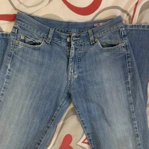 Säljer dessa superfina lågmidjade jeans med coola detaljer på fickorna då de är försmå för mig😿 köptes secondhand och hann inte prova. De är 78 cm i midjan, skulle säga de är i storlek 34 typ❤️ kan sänka priset vid snabb affär, använd gärna köp nu❤️