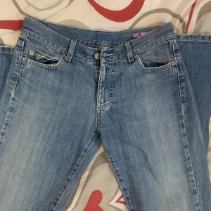 Lågmidjade bootcut jeans - Säljer dessa superfina lågmidjade jeans med coola detaljer på fickorna då de är försmå för mig😿 köptes secondhand och hann inte prova. De är 78 cm i midjan, skulle säga de är i storlek 34 typ❤️ kan sänka priset vid snabb affär, använd gärna köp nu❤️