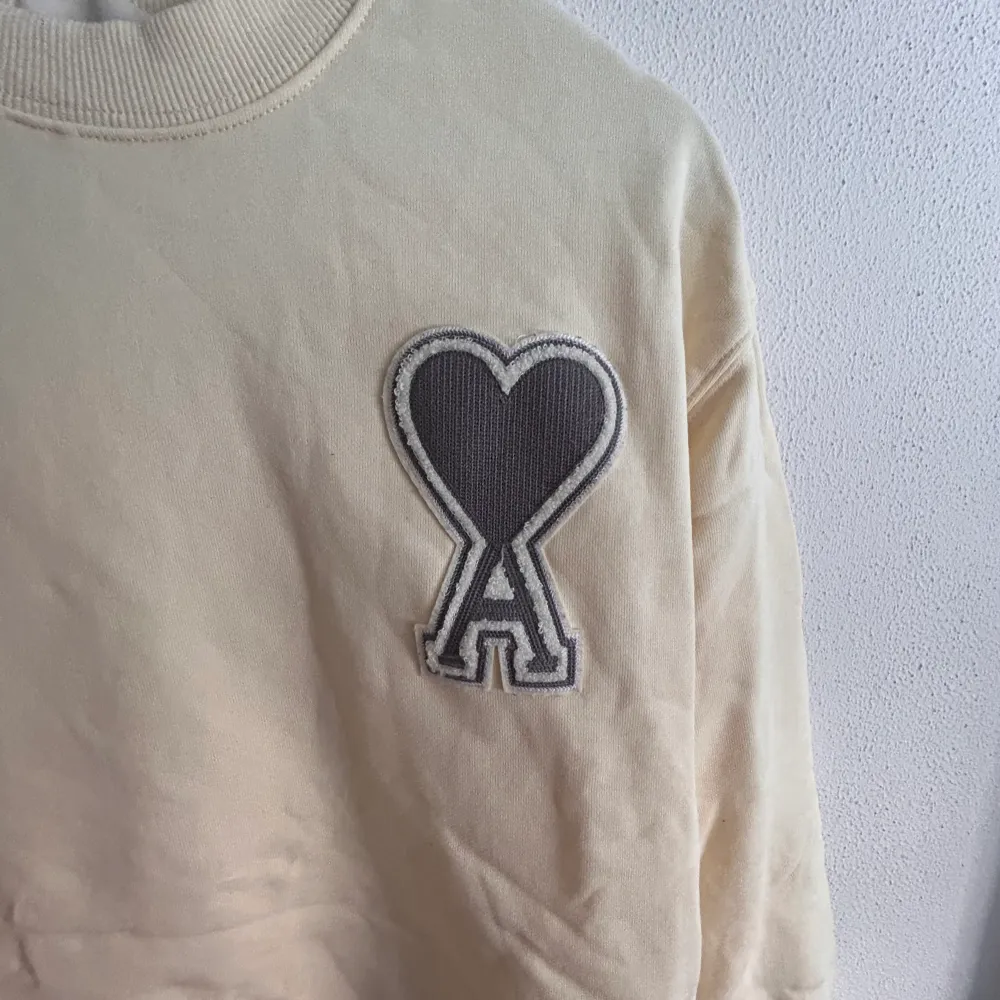 Nice crewneck with tag, its in the best condition to get. Hoodies.