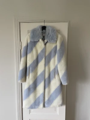Stand studio fuskpäls - Supersnygg fuskpäls från Stand. Jackan har en liten fläck och en knapp som behöver sys fast. 