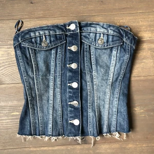 Zara jeanstopp - Säljer denna jeanstopp från zara då den ej kommer till användning. Använt några få gg. Skriv om ni vill se den på. Originalpris 350