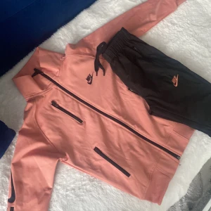 Nike Träningskläder  - Hejsan jag säljer Nike träningset väldigt fint ej använd alls! Jätte bra och skönt material det är storlek 128 men kan passa för lite större stolekat, pris går att diskutera om 