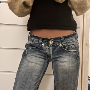 Replay jeans  - Ett par snygga replay jeans som är tyvärr för långa på mig. Har även lite hål/defekter längst ner på byxorna då dom är för långa på mig så har råkat gå på jeansen.  Skriv för bild  Innebenslängden är 79 cm och midjemåttet är 87 cm, 41 cm tvärs över! 