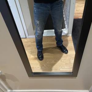 Säljer mina schyssta replay grover jeans i storleken 31/32. Jeansen har knappt kommit till användning och är därefter i bra skick! Ny pris 1600kr. Btw, jag på bilden och är 180 cm