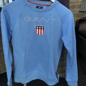 Gant sweatshirt  - Ska sälja min gant sweatshirt då den är för liten och har bara hängt o inte används på ett bra tag Sparsamt använd  Väldigt bra skick 