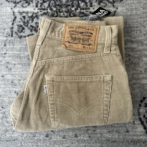 Levi’s byxor - Säljer dessa superfina manchester levis från Humana då de tyvärr inte passade mig:( Aldrig använda av mig, fint skick! Köparen betalar för frakten och katt finns i hem 