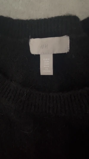 stickad T-shirt  - snygg stickad t-shorts från hm, nästan oanvänd. strl M men passar abslout XS!