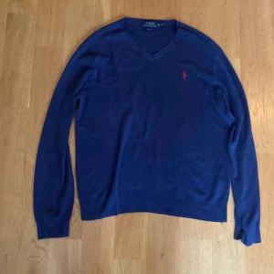 V ringad Ralph lauren tjocktröja - Säljer denna feta Ralph lauren tröjan! Skulle säga att den passar large bättre än medium