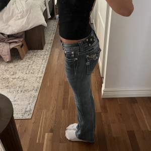 Fina miss me jeans! Storlek 27, Innerbensmåttet är 82 cm, midjemåttet är 76💕
