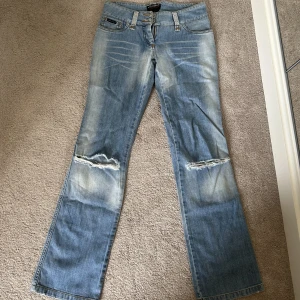 Lågmidjade dolce and gabbana jeans - Lågmidjade dolce and gabbana jeans som är i väldigt bra kvalité!! Storlek: S/M men lite mer åt S hållet. Har använt få gånger för längesen!