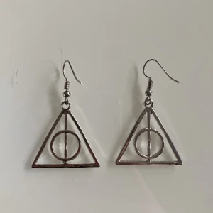 Harry Potter örhängen🖤 - Säljer dessa silvriga Deathly Hallows örhängen! Aldrig använda, i fint skick :)