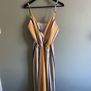 Byxdress NLY - Randig byxdress från Nelly, använd endast ett fåtal gånger. Tyget är av lite tjockare material.