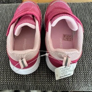 Helt ny barnskor storlek 26 - Oanvänd helt ny.  Ny pris 550kr och 500kr Mitt pris 250kr för ett par och 450 kr för båda par