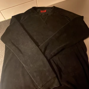 Velour sweatshirt Hugo - Säljer min sweatshirt. Skön material faktiskt