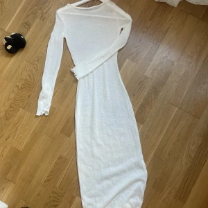 Stickad långklänning  - Vit stickad långklänning i storlek S. 