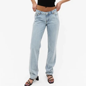 Lågmidjade raka jeans - De perfekta lågmidjade jeansen! Säljer då de är för små:( Storlek 29 (M) Midja: 80 cm Innebenslängden: 82 cm Inga defekter. Märke Buffalo.