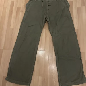 Kapital Byxor - Riktigt fetta kapital brallor som är helt DS och alltid använda utanför huset. Köpta med proxy från kapitals egna hemsida så kvitto finns, lite långa för mig därför jah väljer och sälja men färgen är verkligen helt crazy på dem. Size 4 = L typ  Inseam 82