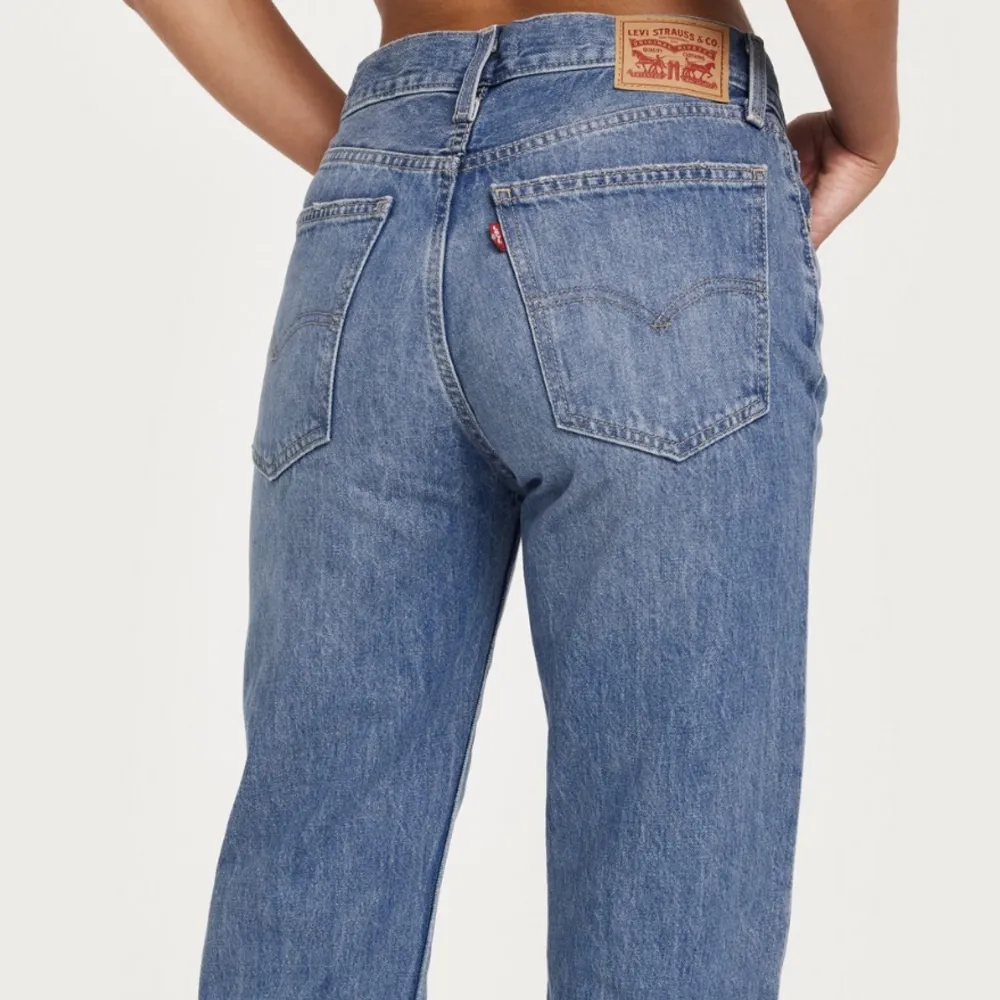 Dessa snygga lågmidjade levi’s jeansen är trendiga och lätta att styla! Endast testade en gång. Jag har vanligtvis strlk 36, men dessa är lite tajtare i modellen - så skulle säga att de passar folk som har 34/36 🌼Ordinarie pris: 1065kr. Jeans & Byxor.