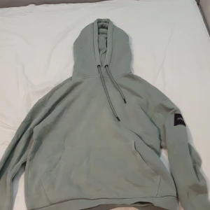 Jack and jones hoodie - Tja säljer den a fetta jack and jones hoodie😄 skick 7/10.  Bara fråga om du undrar något