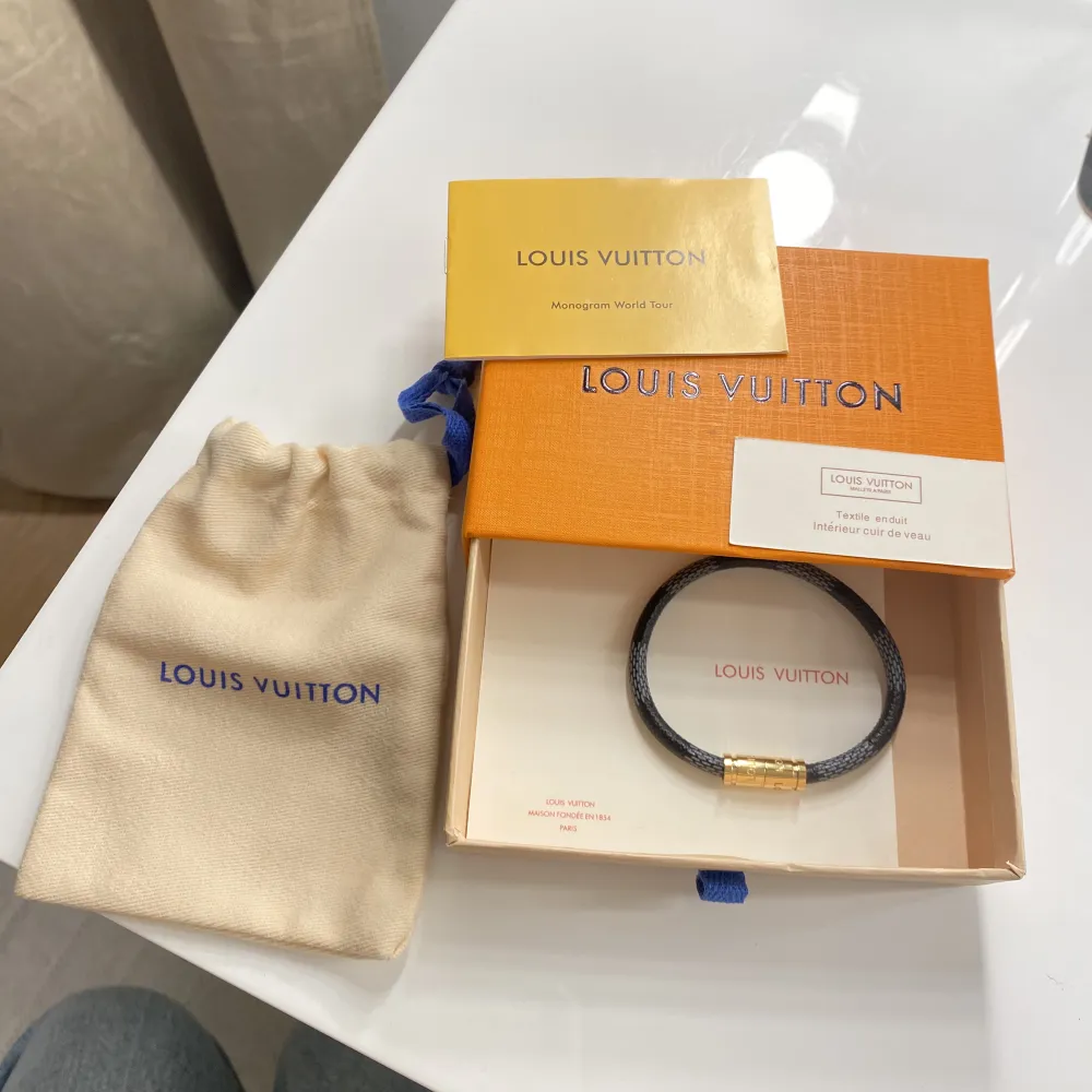 Louis Vuitton armband som är helt oanvänd och är i super bra skick! . Accessoarer.