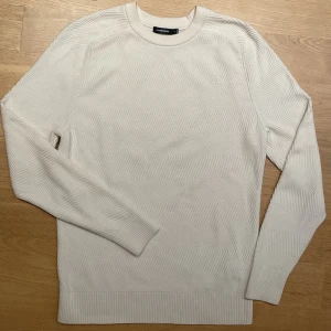 J.Lindeberg - Stickad tröja från J.Lindeberg i krämvit färg. Typ aldrig använd och därmed i mycket gott skick. Pm vid frågor!