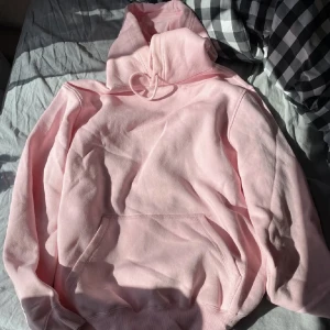 Hoodie - Rosa supermjuk hoodie. Knappt använd och i jättefint skick! Hör av dig vid intresse. 