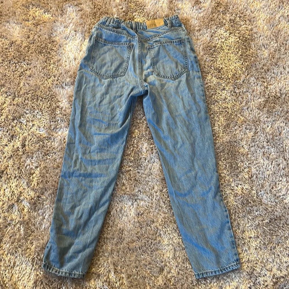 Helt vanliga blå jeans från Lindex, andvänd få tal gånger. Tvättas innan de köps. Jeans & Byxor.