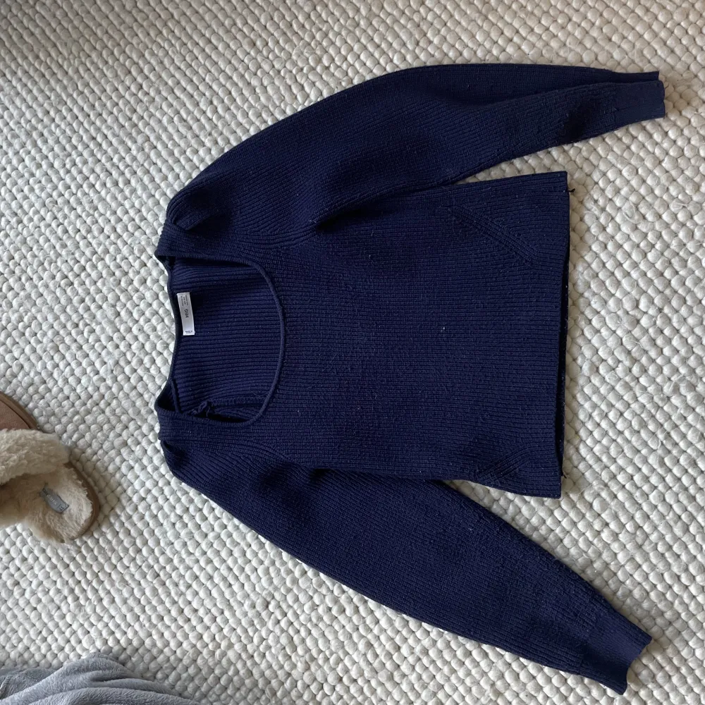 En marinblå stickad kort tröja med urringning, från mango storlek xs💖💖. Stickat.