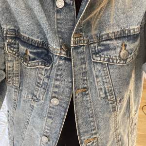 Oversized jeansjacka från pull&bear. 150kr🩷